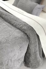 Γούνινη Κουβέρτα UltraSoft 220x240 & Μαξιλαροθήκη 48×48+3 Guy Laroche Crusty Silver - Image 2