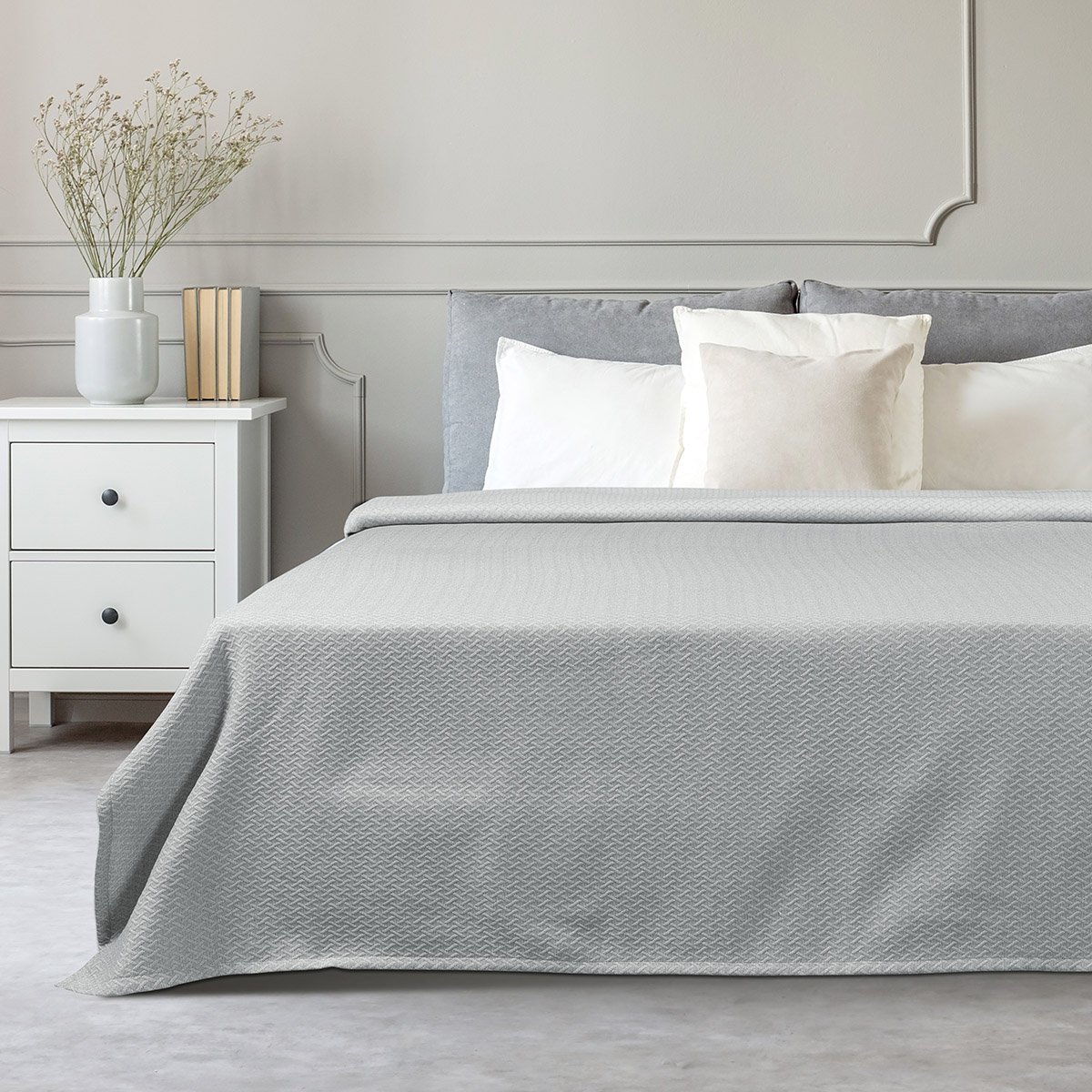 Flowers,On,Nightstand,Table,In,Delightful,Bedroom,Interior,With,Grey Κουβέρτα μονή Stripe ζακάρ Art 11172 170x270 Γκρι Beauty Home - Image 1