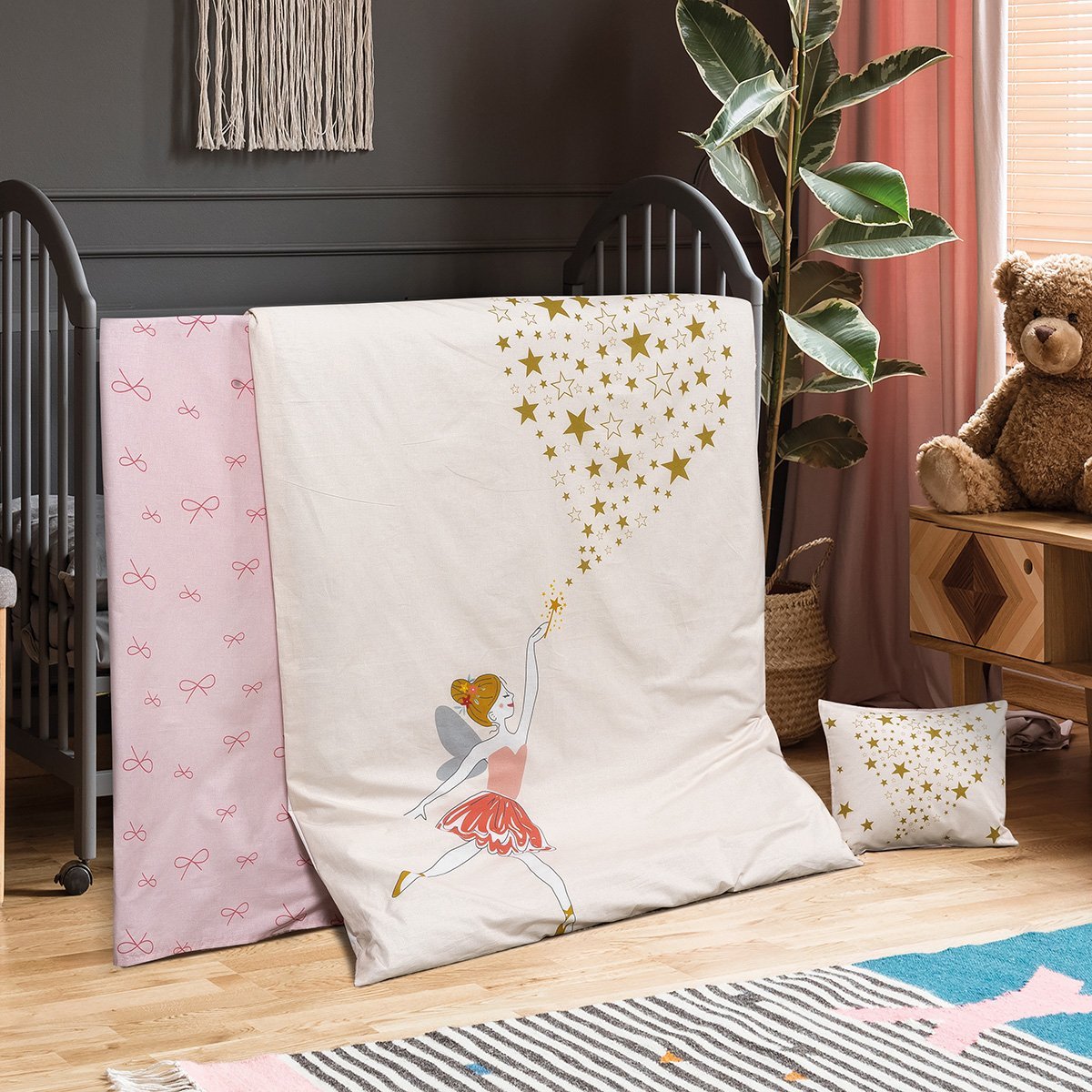 Real,Photo,Of,A,Baby,Crib,Standing,Between,A,Low Σετ σεντόνια βρεφικά Tiana Art 5190 120x160 Εμπριμέ Beauty Home - Image 1