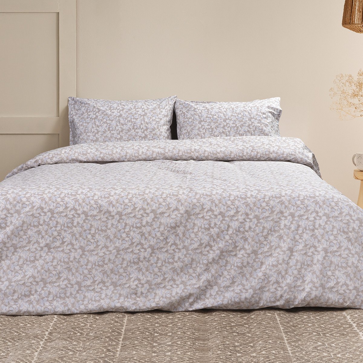 White,King,Size,Bed,With,White,Bedding,Next,To,Wooden Σετ σεντόνια υπέρδιπλα Punch Art 12071 240x260 Εμπριμέ Beauty Home - Image 1