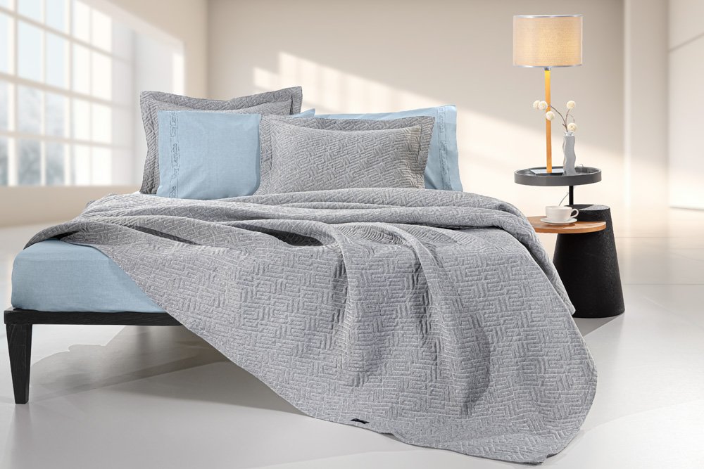 1113035224005 Κάλυμμα Κρεβατιού Υπέρδιπλο 245×260 Guy Laroche Pattern Black & White - Image 1