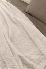 Κουβέρτα Βελουτέ Υπέρδιπλη 220×240 Guy Laroche Cheval Perla - Image 3