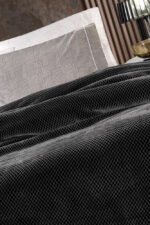 Κουβέρτα Βελουτέ Υπέρδιπλη 220×240 Guy Laroche Cheval Anthracite - Image 3