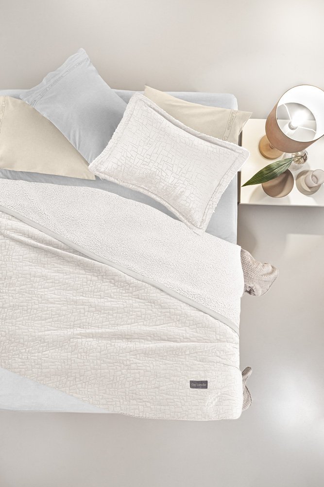 1113086224032 Σετ Κουβέρτα Καπιτονέ Υπέρδιπλη 220×240 & Μαξιλαροθήκη 60×60 Guy Laroche Bolzano Ivory - Image 1