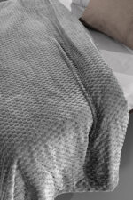 Κουβέρτα Fleece Υπέρδιπλη 220×240 & Μαξιλαροθήκη 52×52 Διακόσμησης Guy Laroche Smoothie Anthracite - Image 4