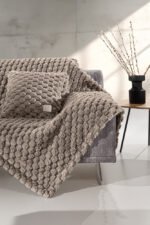 Σετ Ριχτάρι Γούνινο 120×160 & Μαξιλαροθήκη 42×42 Διακόσμησης Guy Laroche Elixir Taupe - Image 2