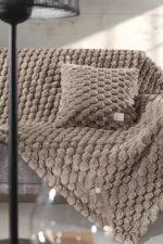 Σετ Ριχτάρι Γούνινο 120×160 & Μαξιλαροθήκη 42×42 Διακόσμησης Guy Laroche Elixir Taupe - Image 3