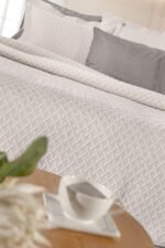 Κάλυμμα Κρεβατιού Υπέρδιπλο 245×260 Guy Laroche Bello Ivory - Image 2