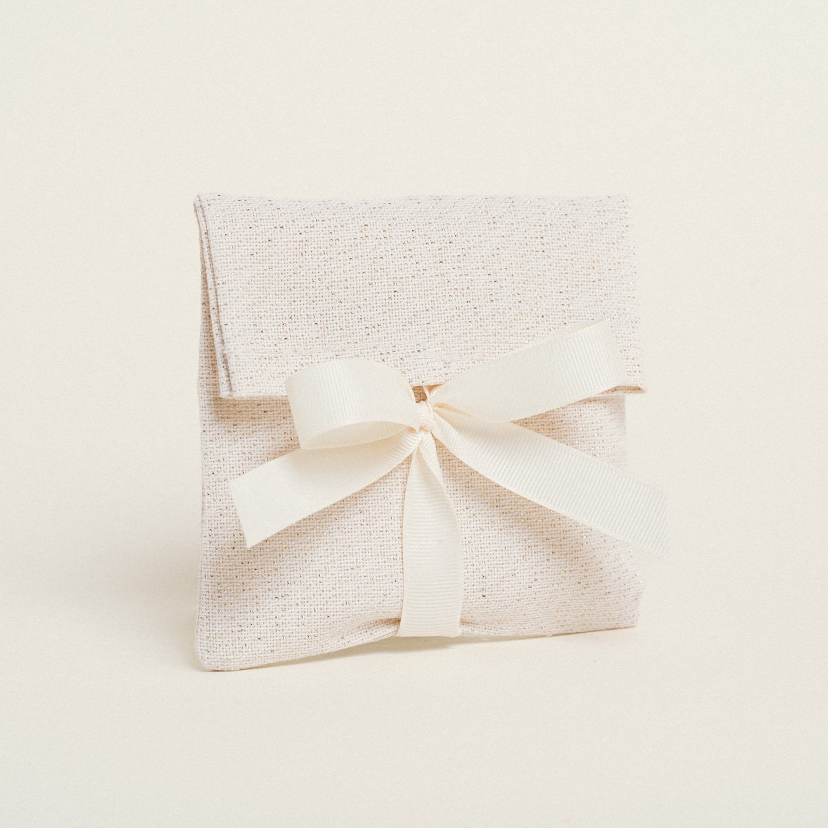 048f4266-0181-49a7-91d0-478fddf05271-3 Beauty Home ΠΟΥΓΚΙ ΜΕ ΚΟΡΔΕΛΑ 12 x 17 cm ΕΚΡΟΥ ΧΡΥΣΟ LUREX - Image 1