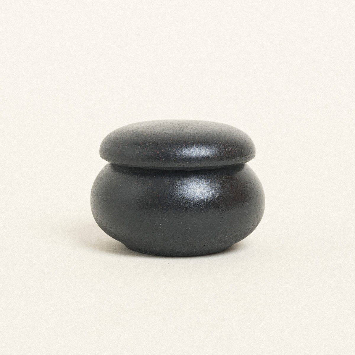 5299999153155-1 Beauty Home ΚΕΡΑΜΙΚΗ ΜΠΙΖΟΥΤΙΕΡΑ ΜΑΚΑΡΟΝ 6,5 x 5 cm ΜΑΥΡΟ - Image 1