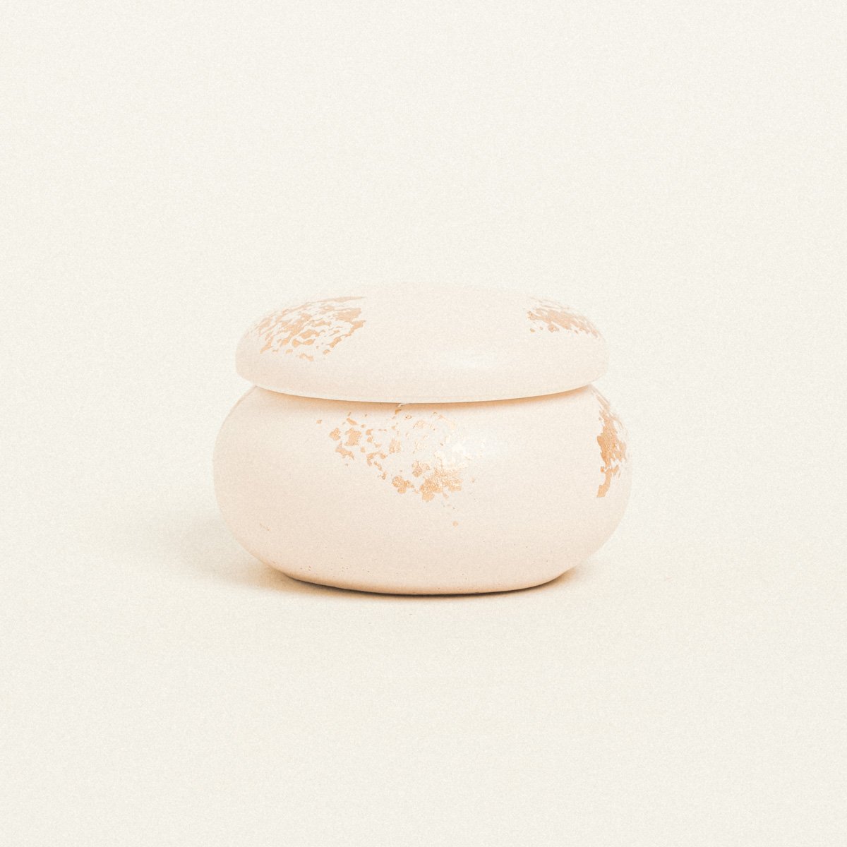 5299999153179-1 Beauty Home ΚΕΡΑΜΙΚΗ ΜΠΙΖΟΥΤΙΕΡΑ ΜΑΚΑΡΟΝ ΜΕ ΧΡΥΣΗ ΛΕΠΤΟΜΕΡΕΙΑ 6,5 x 5 cm ΜΠΕΖ/ΧΡΥΣΟ - Image 1