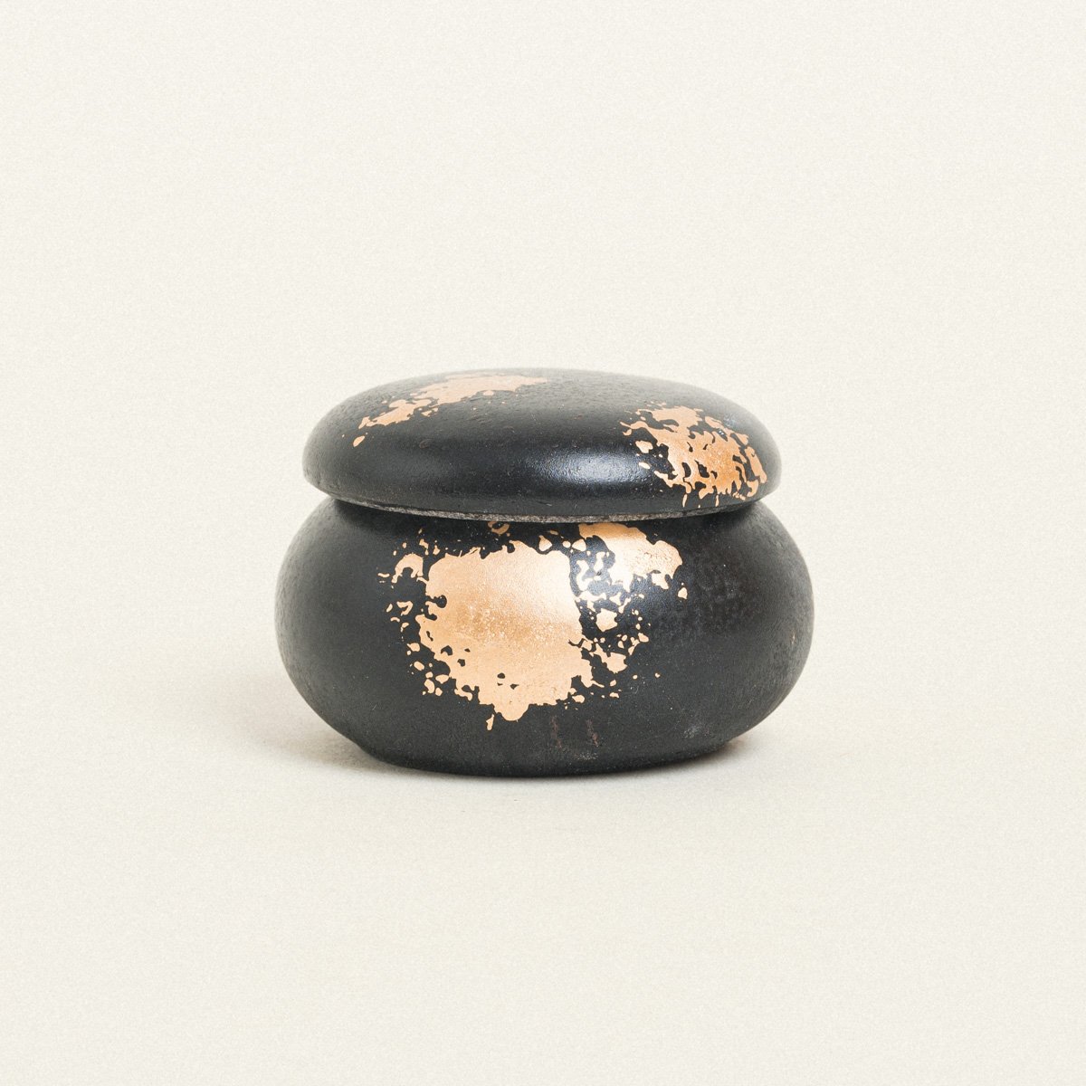 5299999153209-1 Beauty Home ΚΕΡΑΜΙΚΗ ΜΠΙΖΟΥΤΙΕΡΑ ΜΑΚΑΡΟΝ ΜΕ ΧΡΥΣΗ ΛΕΠΤΟΜΕΡΕΙΑ 6,5 x 5 cm ΜΑΥΡΟ / ΧΡΥΣΟ - Image 1