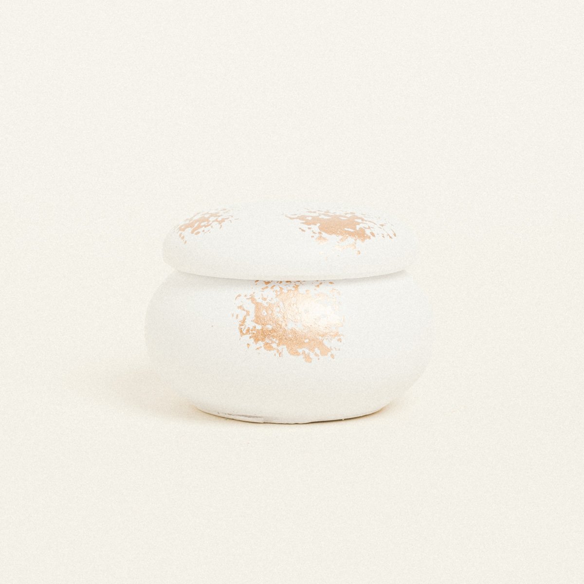 5299999153216-1 Beauty Home ΚΕΡΑΜΙΚΗ ΜΠΙΖΟΥΤΙΕΡΑ ΜΑΚΑΡΟΝ ΜΕ ΧΡΥΣΗ ΛΕΠΤΟΜΕΡΕΙΑ 6,5 x 5 cm ΛΕΥΚΟ / ΧΡΥΣΟ - Image 1