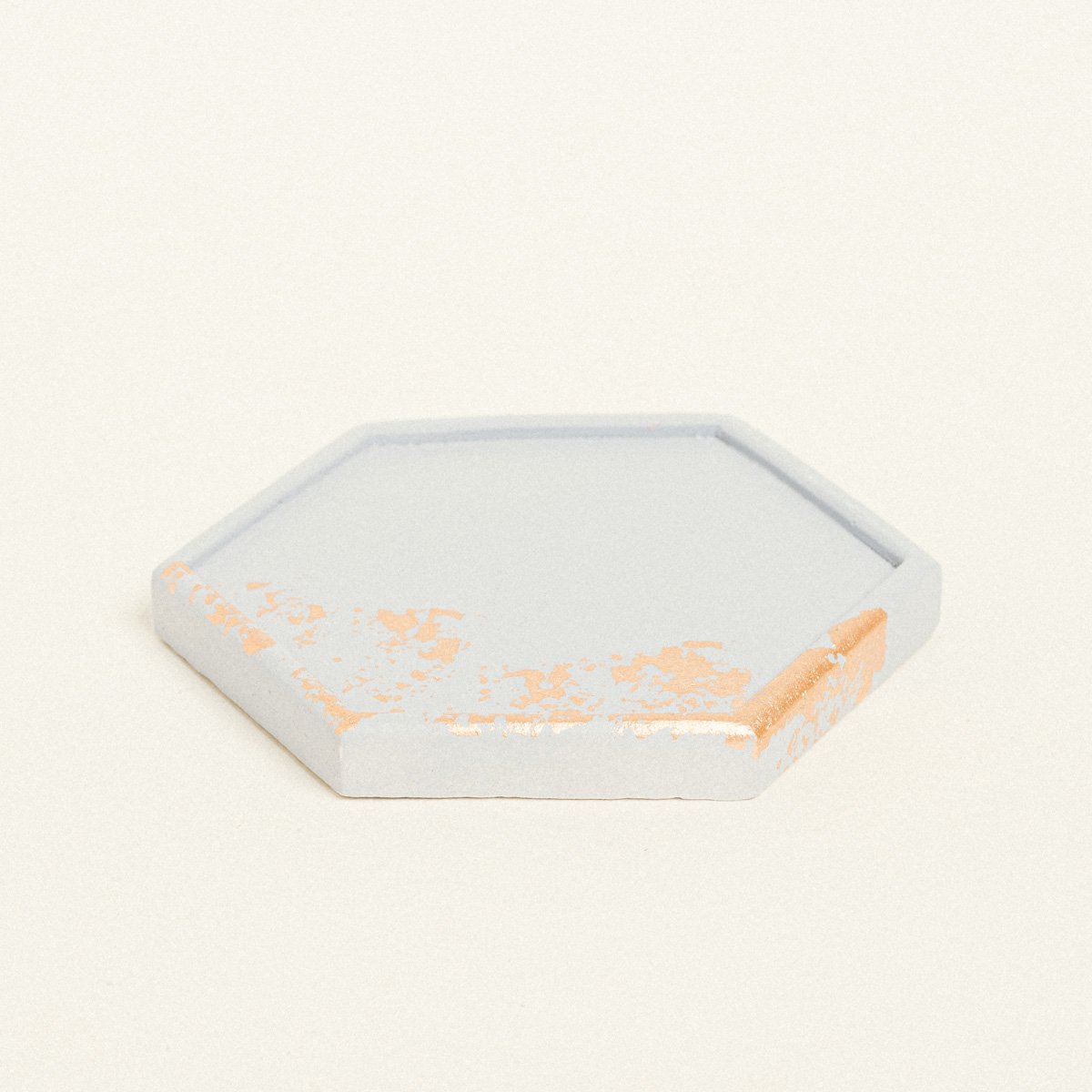 5299999153292-1 Beauty Home ΚΕΡΑΜΙΚΟ ΠΟΛΥΓΩΝΟ ΣΟΥΒΕΡ ΜΕ ΧΡΥΣΕΣ ΛΕΠΤΟΜΕΡΕΙΕΣ 9 x 10 X 1,2 cm ΓΚΡΙ / ΧΡΥΣΟ - Image 1