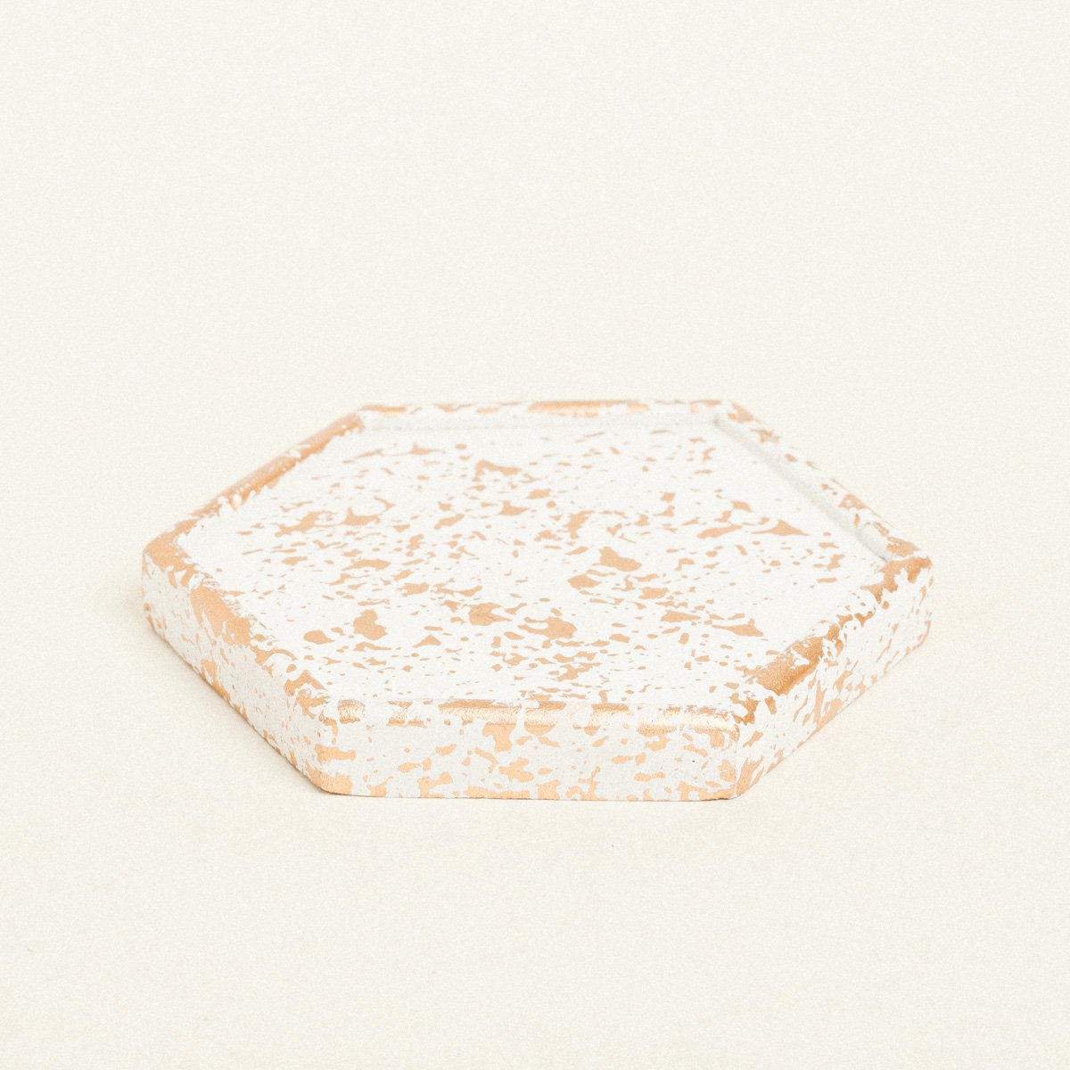 5299999153346-1 Beauty Home ΚΕΡΑΜΙΚΟ ΠΟΛΥΓΩΝΟ ΣΟΥΒΕΡ ΜΕ ΧΡΥΣΕΣ ΛΕΠΤΟΜΕΡΕΙΕΣ 9 x 10 X 1,2 cm ΛΕΥΚΟ / ΧΡΥΣΟ - Image 1