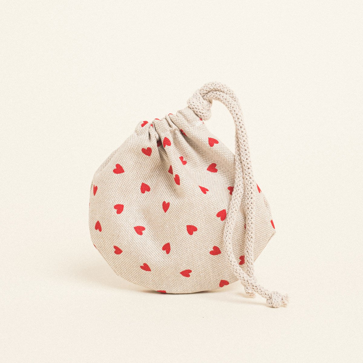 865d57ef-4c16-4ddc-b8b4-92fb91683da1 Beauty Home ΠΟΥΓΚΙ ΟΒΑΛ ΜΕ ΚΟΡΔΟΝΙ 13 x 14 cm ΜΙΚΡΕΣ ΚΟΚΚΙΝΕΣ ΚΑΡΔΙΕΣ - Image 1