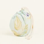 Beauty Home ΠΟΥΓΚΙ ΟΒΑΛ ΜΕ ΚΟΡΔΟΝΙ 13 x 14 cm ΠΟΠΛΙΝΑ ΑΝΘΗ ΣΕ ΒΕΡΑΜΑΝ ΦΟΝΤΟ