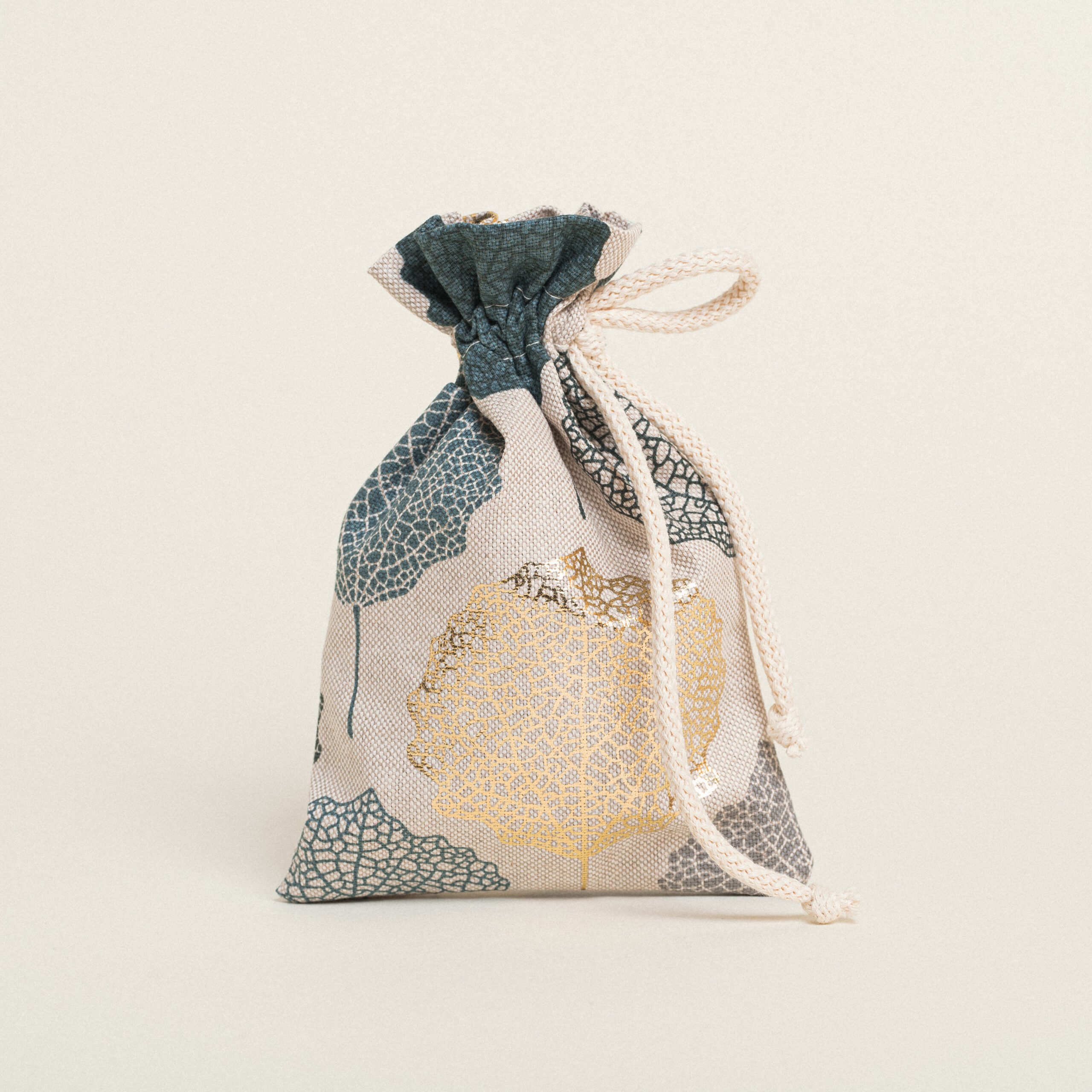 dc17015a-fe8a-47b4-857c-db17516886df-3-scaled-1 Beauty Home ΠΟΥΓΚΙ ΜΕ ΚΟΡΔΟΝΙ 12 x 17 cm ΧΡΥΣΑ ΦΥΛΛΑ - Image 1