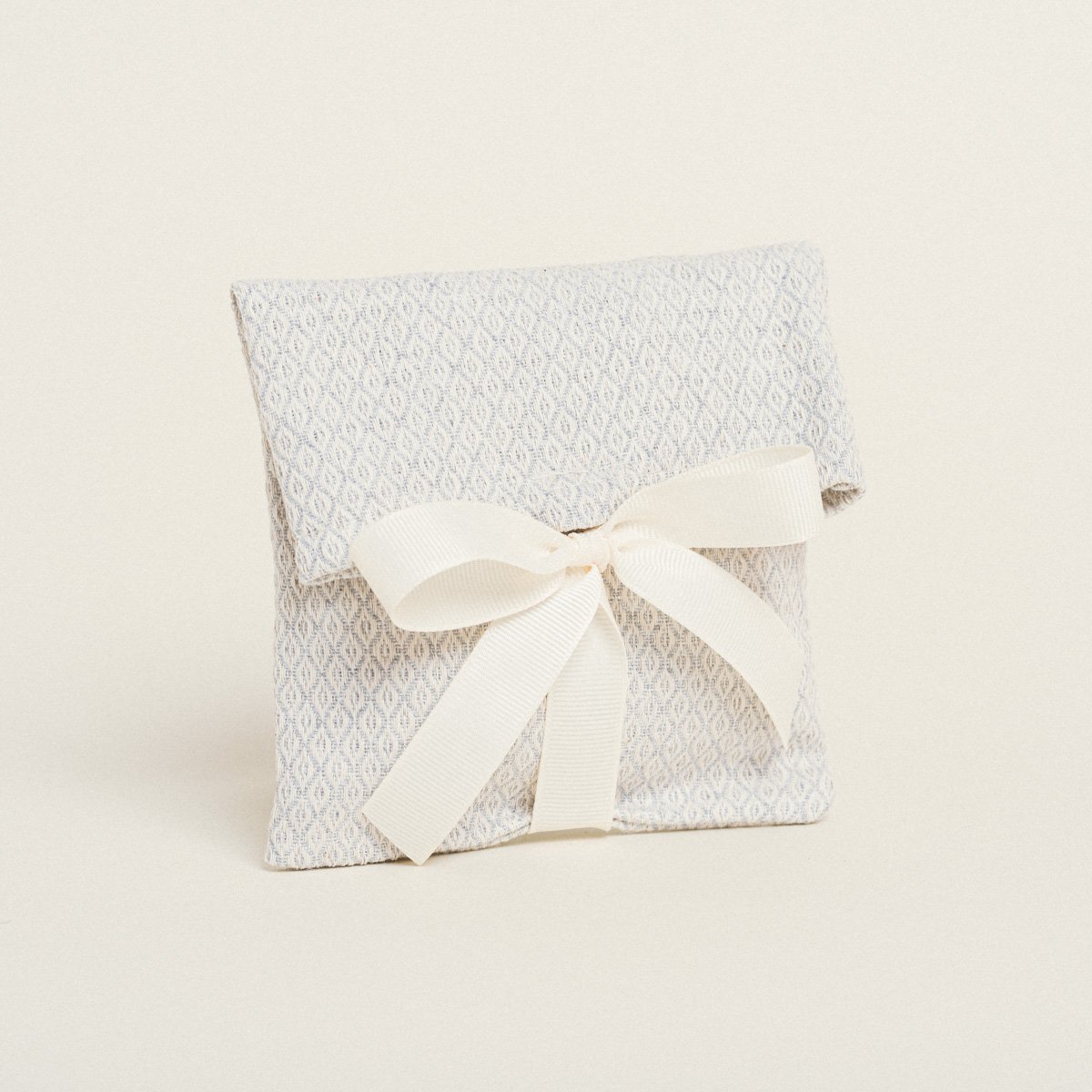 dc34d387-3bcc-4d77-90e7-22ca7b7bbdcf Beauty Home ΠΟΥΓΚΙ ΜΕ ΚΟΡΔΕΛΑ 12 x 17 cm ΚΕΝΤΗΜΑ ΡΟΜΒΟΣ ΓΚΡΙ - Image 1