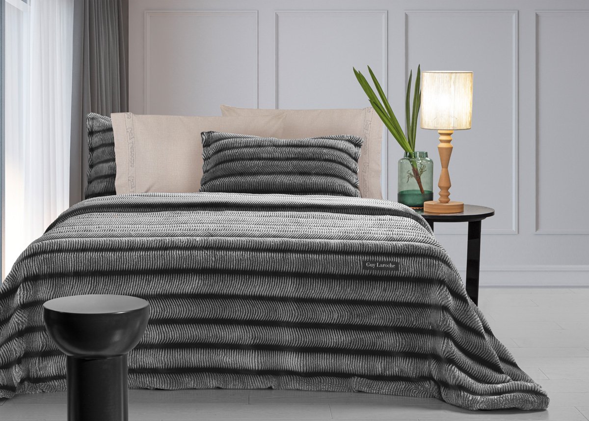 1113086225000 Γούνινη Κουβέρτα UltraSoft King SIze 260×240 Guy Laroche Gazelle Black - Image 1