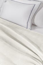 Κουβέρτα Βελουτέ 160×220 Μονή Guy Laroche Logo Ivory - Image 2
