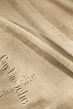 Κουβέρτα Βελουτέ 160×220 Μονή Guy Laroche Logo Almond - Image 4