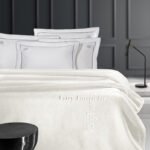 Κουβέρτα Βελουτέ Υπέρδιπλη 220×240 Guy Laroche Logo Ivory