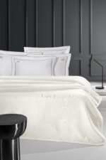 Κουβέρτα Βελουτέ Υπέρδιπλη 220×240 Guy Laroche Logo Ivory