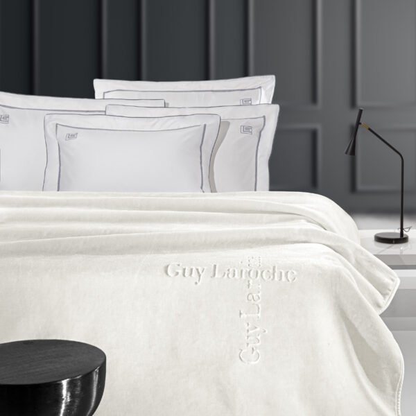 Κουβέρτα Βελουτέ Υπέρδιπλη 220×240 Guy Laroche Logo Ivory