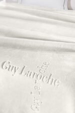 Κουβέρτα Βελουτέ Υπέρδιπλη 220×240 Guy Laroche Logo Ivory - Image 3