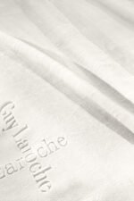 Κουβέρτα Βελουτέ Υπέρδιπλη 220×240 Guy Laroche Logo Ivory - Image 4