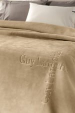 Κουβέρτα Βελουτέ Υπέρδιπλη 220×240 Guy Laroche Logo Almond - Image 2