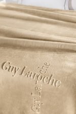 Κουβέρτα Βελουτέ Υπέρδιπλη 220×240 Guy Laroche Logo Almond - Image 3
