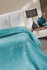 Κουβέρτα Βελουτέ Υπέρδιπλη 220×240 Guy Laroche Logo Petrol - Image 2