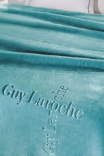 Κουβέρτα Βελουτέ Υπέρδιπλη 220×240 Guy Laroche Logo Petrol - Image 3