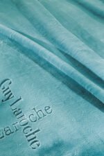 Κουβέρτα Βελουτέ Υπέρδιπλη 220×240 Guy Laroche Logo Petrol - Image 4