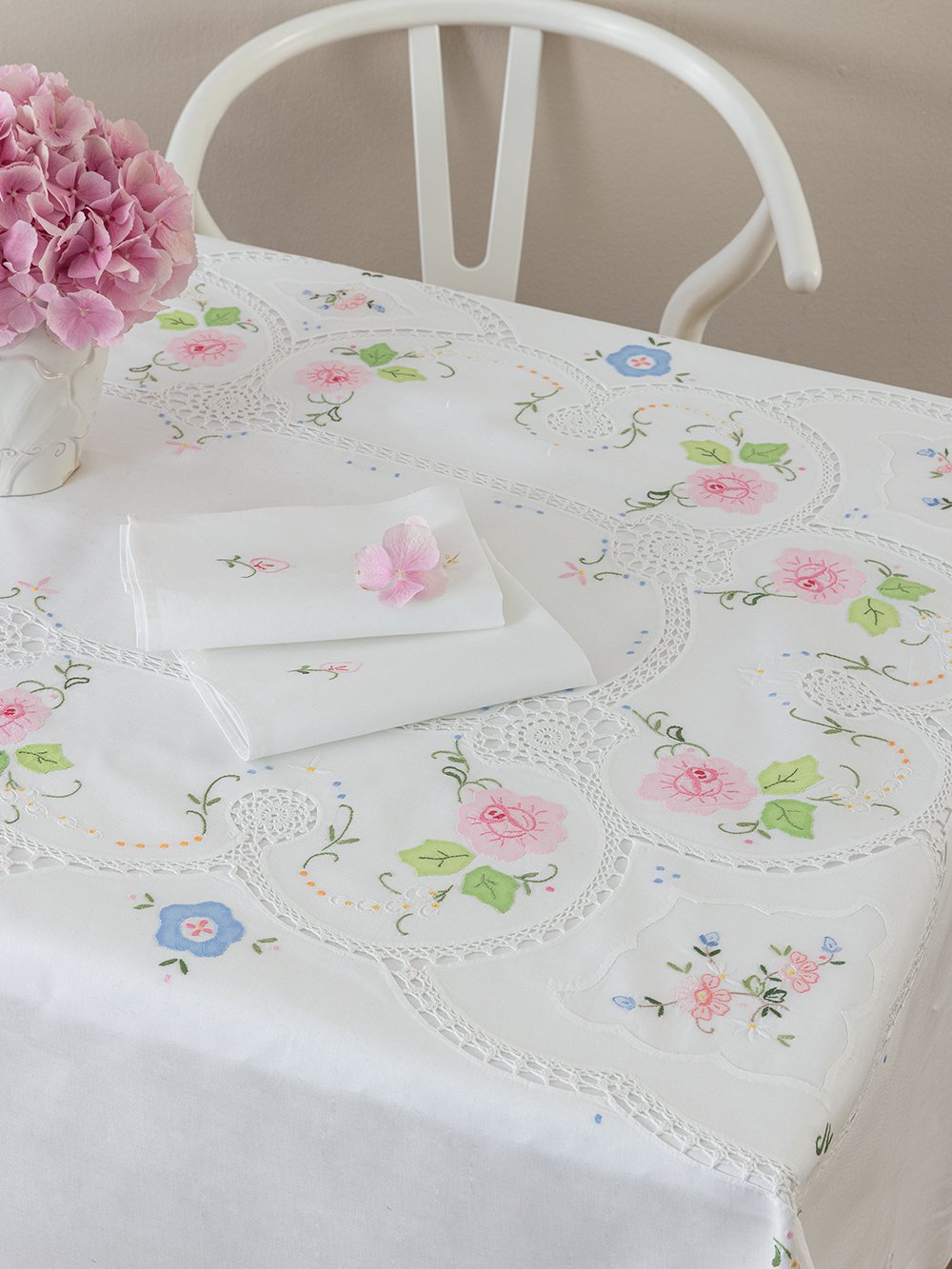 5205857295653_5 Σετ Τραπεζομάντηλο Με 12 Πετσέτες Φαγητου Vintage Beauty 180x270 NINA Λευκό Palamaiki - Image 1