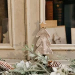 Beauty Home Δέντρο με Αστέρι σε Ξύλινη Βάση, Τσόχα Ταμπά και Λευκή Κεντητή Διακόσμηση 21 x 7,5 cm - Image 3