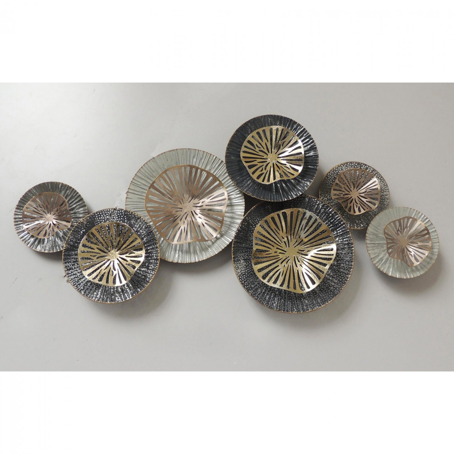 metalliko-diakosmitiko-toichoy-fb97158-a ΜΕΤΑΛΛΙΚΟ ΔΙΑΚΟΣΜΗΤΙΚΟ ΤΟΙΧΟΥ HM7158 ΑΝΘΡΑΚΙ ΛΕΥΚΟ ΧΡΥΣΟ 98,5x7x46Y εκ. - Image 1