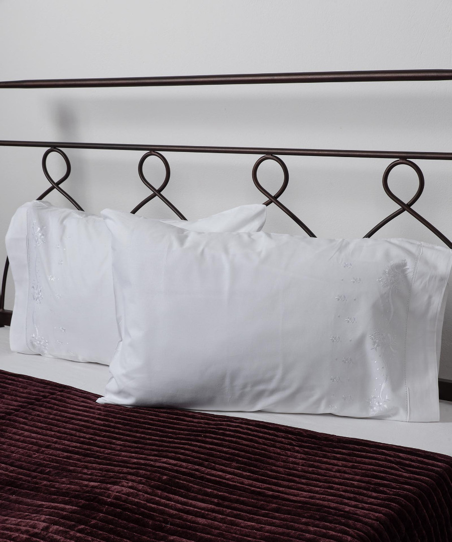 050w Βαμβακερή μαξιλαροθήκη με κέντημα 050 (46cm x 70cm) λευκή ζευγάρι SilkFashion - Image 1