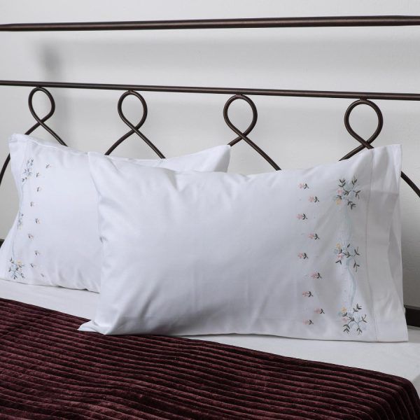 Βαμβακερή μαξιλαροθήκη με κέντημα 050 (46cm x 70cm) λευκό με χρώμα ζευγάρι SilkFashion