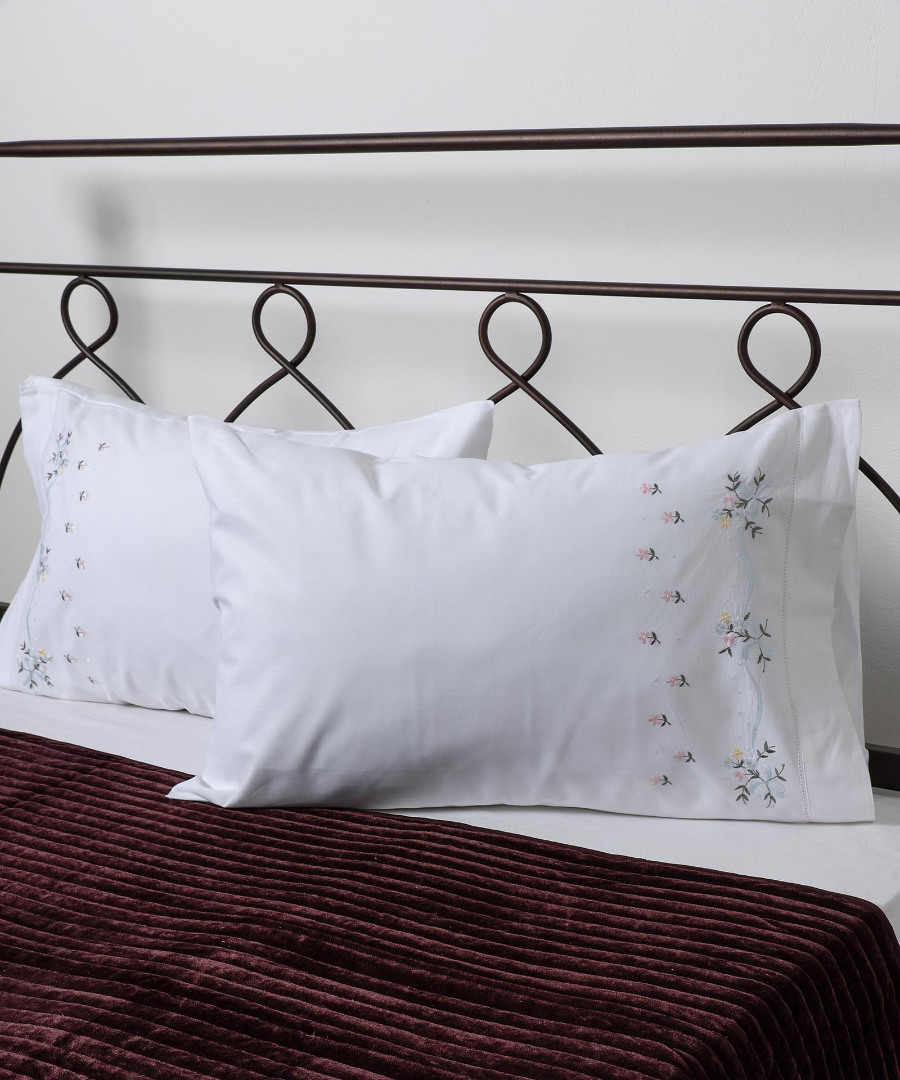 050wcl Βαμβακερή μαξιλαροθήκη με κέντημα 050 (46cm x 70cm) λευκό με χρώμα ζευγάρι SilkFashion - Image 1