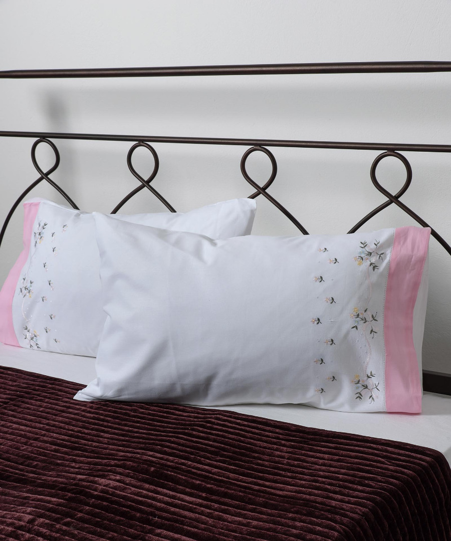 050wroz Βαμβακερή μαξιλαροθήκη με κέντημα 050 (46cm x 70cm) λευκό με ρόζ φάσα ζευγάρι SilkFashion - Image 1