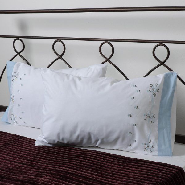 Βαμβακερή μαξιλαροθήκη με κέντημα 050 (46cm x 70cm) λευκό με σιέλ φάσα ζευγάρι SilkFashion