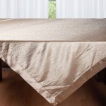 Σατέν τραπεζοκαρέ 2009 λουλούδι (130cm x 130cm) μπέζ SilkFashion