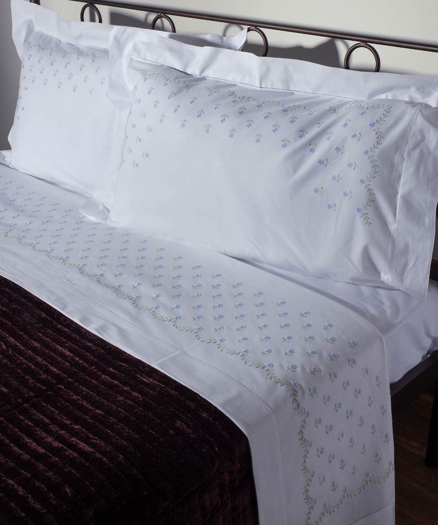 2806asiel ΧΕΙΡΟΠΟΙΗΤΟ ΣΕΝΤΟΝΙ ΜΕ ΚΕΝΤΗΜΑ 2806A ΤΕΣΣΑΡΩΝ ΤΕΜΑΧΙΩΝ (225CM X 270CM) ΛΕΥΚΟ ΣΙΕΛ SilkFashion - Image 1