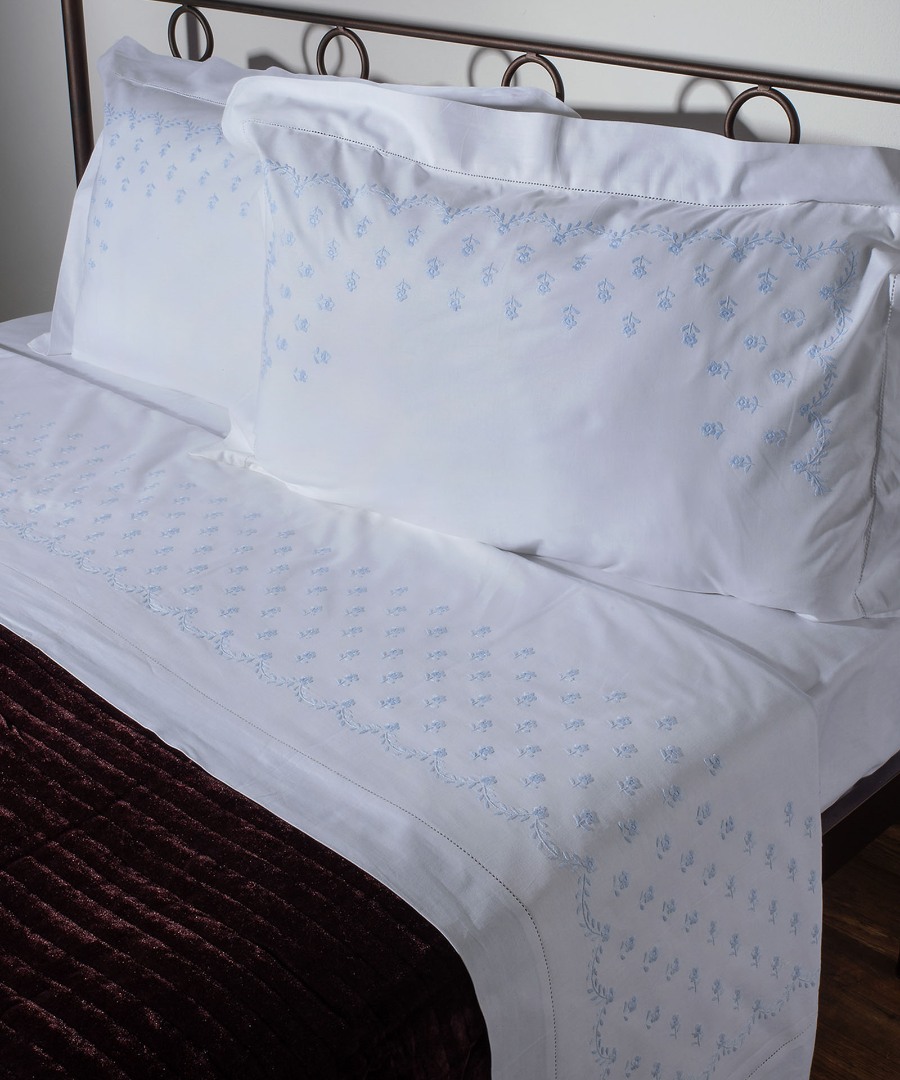 2806bsiel ΧΕΙΡΟΠΟΙΗΤΟ ΣΕΝΤΟΝΙ ΜΕ ΚΕΝΤΗΜΑ 2806B ΤΕΣΣΑΡΩΝ ΤΕΜΑΧΙΩΝ (225CM X 270CM) ΛΕΥΚΟ ΣΙΕΛ SilkFashion - Image 1