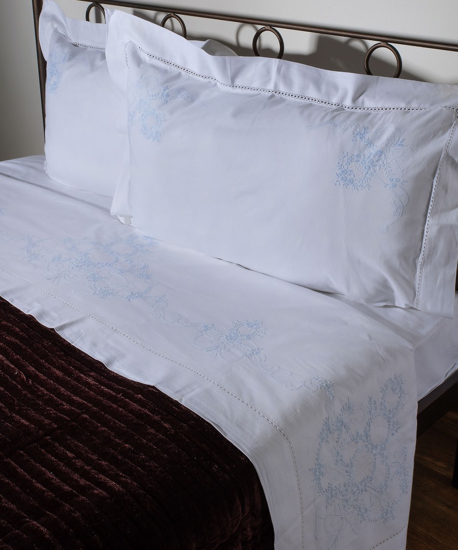 2827leykosiel ΧΕΙΡΟΠΟΙΗΤΟ ANEBATO ΣΕΝΤΟΝΙ 2827 ΤΕΣΣΑΡΩΝ ΤΕΜΑΧΙΩΝ (225CM X 270CM) ΛΕΥΚΟ/ΣΙΕΛ SilkFashion - Image 1