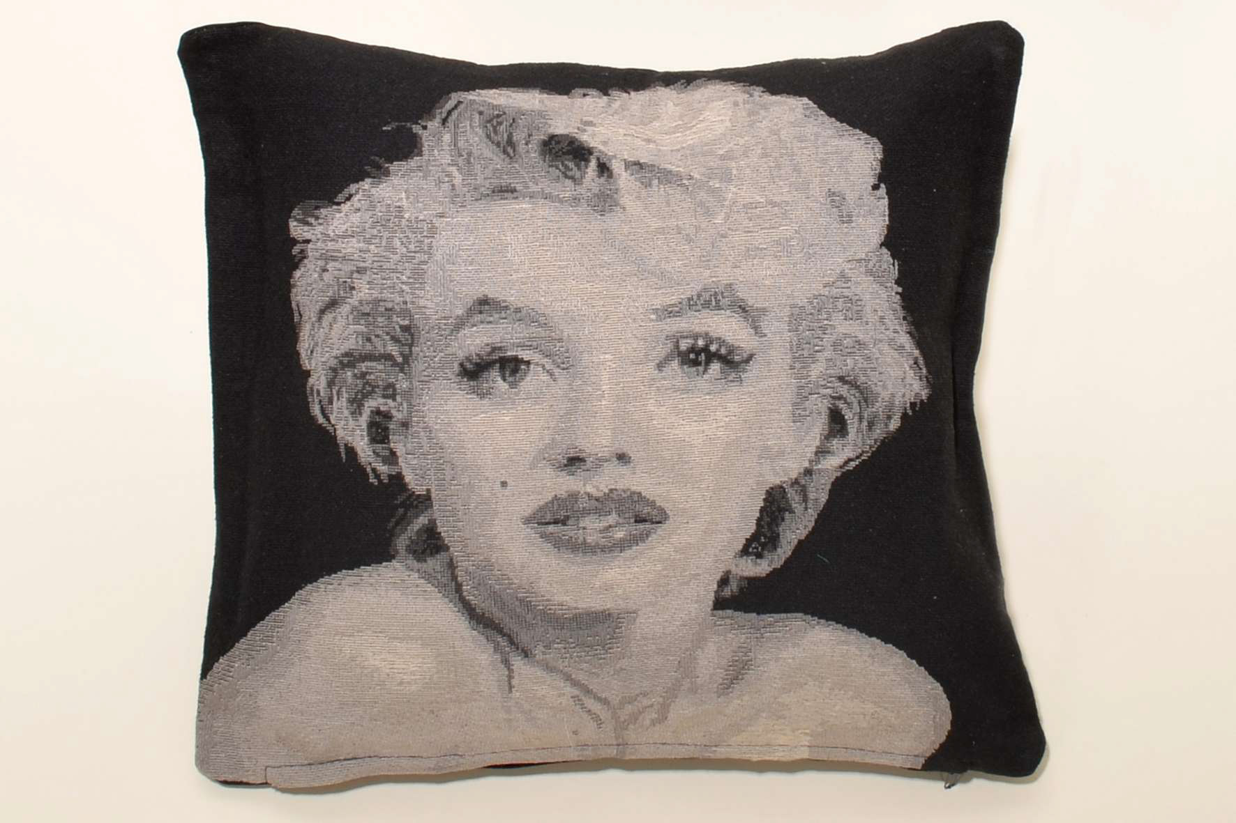 MARILYN-MONROE ΜΑΞΙΛΑΡΟΘΗΚΗ (45cm x 45cm) MARILYN MONROE SilkFashion - Image 1
