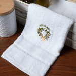 Πετσέτα Σώματος ( 100cm x 150cm ) Λευκό με Στεφάνι ΚΩΣ SilkFashion